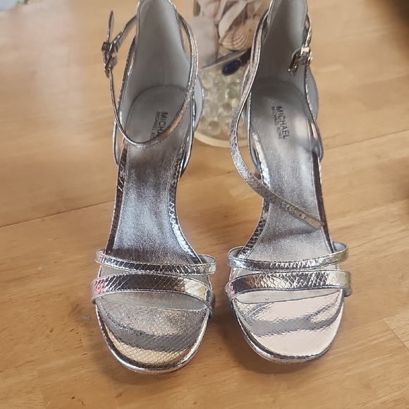 New Michael Kors Silver Strappy Sandals, Size 8.5‎ - Picture 1 of 7